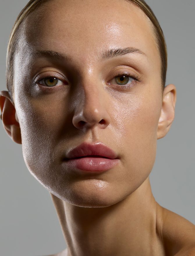 3 formas en que los síntomas comunes del síndrome de ovario poliquístico afectan a la piel, el cabello y el bienestar general