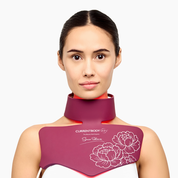 Una mujer que lleva el Dispositivo LED para Cuello y Escote Sonia Selaire